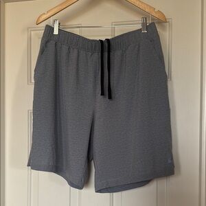 Asics Men's Gray Shorts

Stretch waist with drawstring. Moisture wicking fabric.